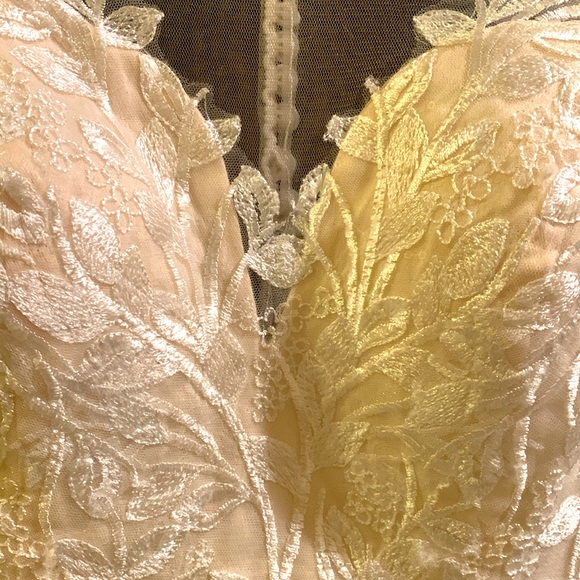 WEDDING DRESS - Picture 8 of 9